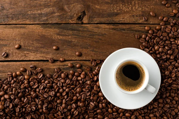 Overhead Tiro Xícara Café Quente Com Grãos Fundo Madeira Com — Fotografia de Stock