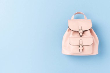 Mavi arkaplanda pembe sırt çantasının genel görünümü