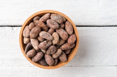 Kakaolu fasulye kabı ve ahşap masa. Üst görünüm