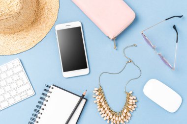 Yaz aksesuarlarıyla çevrimiçi alışveriş kavramı