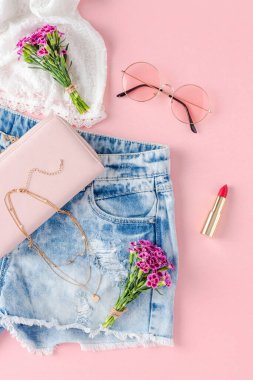 Kadın yaz kıyafeti. Moda arkaplanı