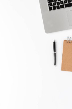 Bilgisayarı, defteri ve kalemi telif alanı olan beyaz arka planda izole edilmiş şık bir ofis masaüstü bilgisayarı. Modern çalışma alanı 