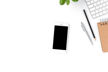 Boş ekran ve iş aksesuarları ile cep telefonu ile ofis masaüstü konsepti genel çekim