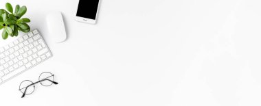 Telif alanı beyaz arka planda izole edilmiş ticari aksesuarları olan şık bir ofis masaüstü. Pankart