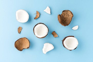 Mavi arka planda kırık hindistan cevizi resmi. Düz yatıyordu