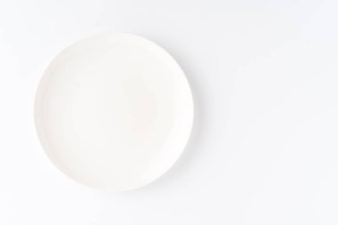 Beyaz zemin üzerinde boş beyaz plaka izole. Üst görünüm