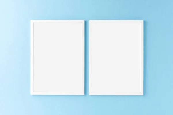 Dva Bílé Záběry Kopírovacím Prostorem Modrém Pozadí Domácí Dekorace — Stock fotografie