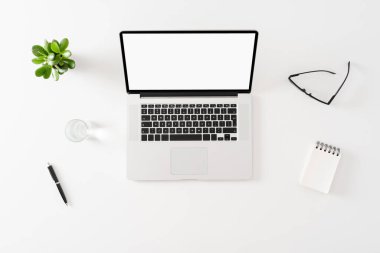 Ofis masaüstü boş dizüstü bilgisayarının genel görüntüsü