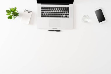 Bilgisayarlı ve aksesuarlı ofis masaüstü