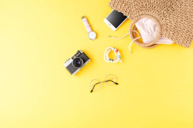 Kadın aksesuarlarıyla dolu bir kum torbası.