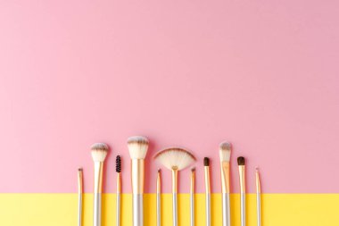 Kopyalama alanı olan altın makyaj fırçaları koleksiyonu