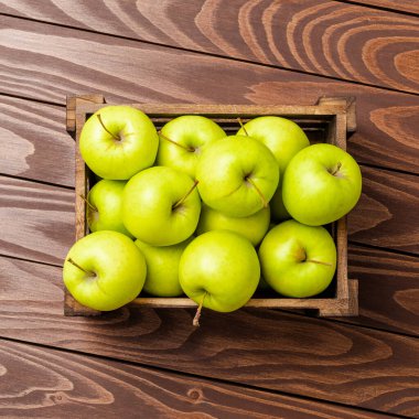 Ahşap arka planda taze elmalar. Üst görünüm