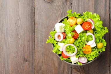 Ahşap arka planda vejetaryen salatası