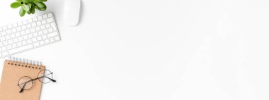 Beyaz arka planda izole edilmiş iş aksesuarları olan zarif bir çalışma alanı. Ofis masaüstü. Üst Manzara. Pankart