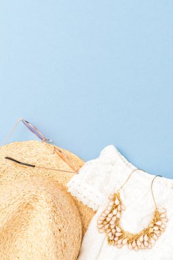 Kadınlar için yaz kıyafeti. Üst görünüm