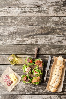 Arka planda kopyalanmış Rustik sandviçler