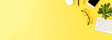 İş aksesuarları ve kopyalama alanı olan şık bir ofis masası. Üst Manzara. Pankart