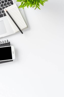 Zarif ofis masaüstü. Bilgisayarlar ve iş aksesuarları beyaz masada, kopyalanmış. Üst görünüm