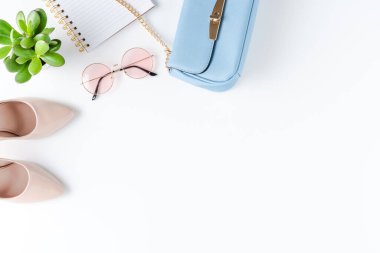 Kadın kıyafetleri ve mekânlarla dolu. Düz yatıyordu