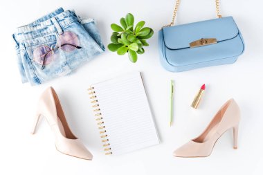 Kadın kıyafetleriyle dolu bir defter. Moda konsepti