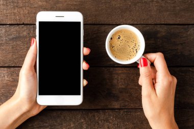 Kadının elleri boş ekranlı akıllı telefonu tutuyor..