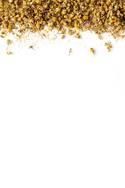 白い背景にカモミールの花 乾燥ハーブティー — ストック写真