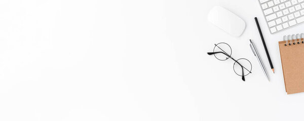 Накладные расходы бизнес-аксессуары на белом фоне. Рабочий стол. Баннер
