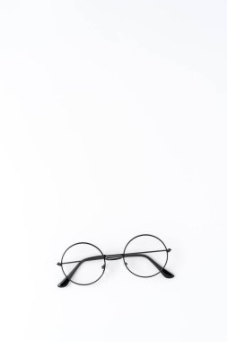 Telif alanı olan beyaz arkaplanda modaya uygun gözlük