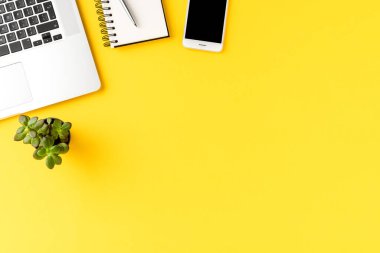 Bilgisayarlı ve aksesuarlı minimalist ofis bilgisayarı. Kopyalama alanı olan iş arkaplanı