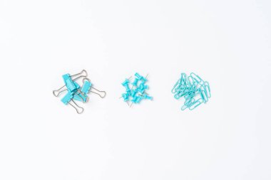 Çeşitli ataçlar ve iğne çizimleri. Üst görünüm