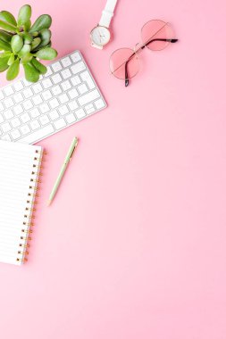 Kadın aksesuarları olan bir ofis masası. Üst görünüm