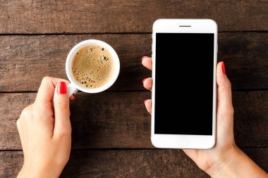 Kadının elleri boş ekranlı akıllı telefonu tutuyor..