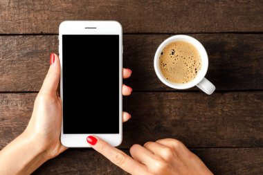 Kopyalama alanı olan beyaz akıllı telefon tutan kadın.