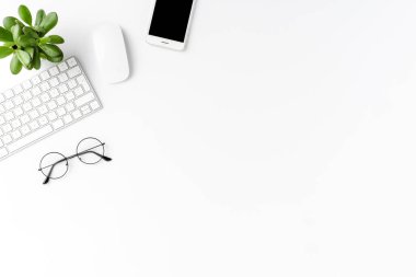 Telif alanı beyaz arka planda izole edilmiş ticari aksesuarları olan zarif bir çalışma alanı. Ofis masaüstü