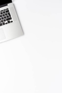 Laptop ve kopyalanmış ofis masaüstü bilgisayarı. İş geçmişi