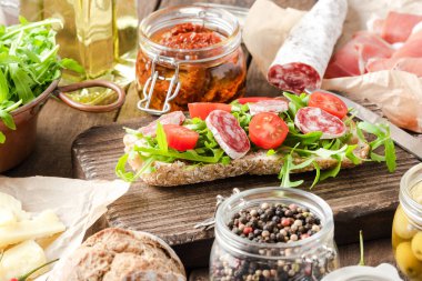 Sandviç hazırlama masası. Kapat.