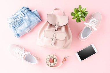 Kadın kıyafetleriyle online alışveriş konsepti