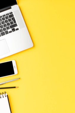 Bilgisayarlı ve aksesuarlı iş geçmişi. Ofis masaüstü. Üst görünüm