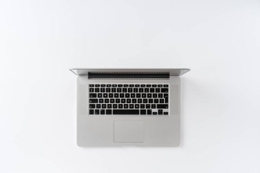 Laptop beyaz arkaplanda. Ofis masaüstü konsepti. Üst görünüm