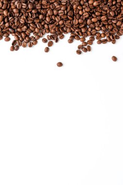 Beyaz arka planda izole kahve çekirdekleri.
