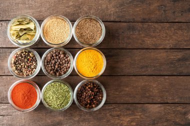 Kâselerdeki çeşitli baharatlar. Büyük koleksiyon. Üst görünüm