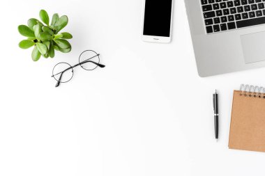 Bilgisayarı ve iş aksesuarları olan şık bir ofis bilgisayarı. Üst görünüm