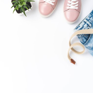 Kopyalama alanı olan kadın kıyafetleri. Düz yatıyordu