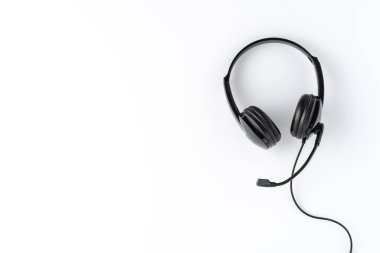 Yardım masası kulaklığı beyaz arka planda izole edilmiş. Çağrı merkezi konsepti. Üst görünüm