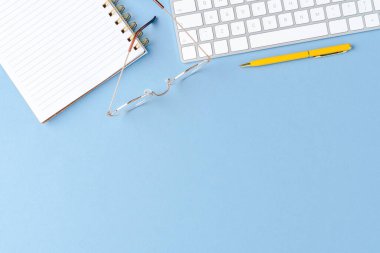Kadın aksesuarlarıyla ofis masaüstü çekimleri