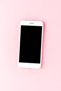 Pembe masaüstünde boş ekran olan akıllı telefon. Üst görünüm