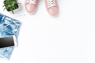 Kadın kıyafetleri ve mekânlarla dolu. Düz yatıyordu