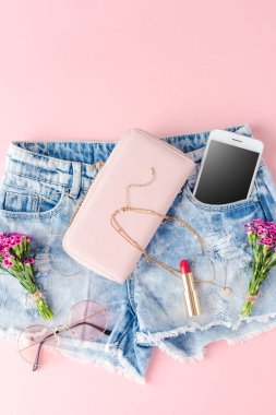 Kadınlar için yaz kıyafeti. Üst görünüm