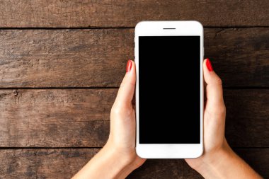 Akıllı telefon kullanan bir kadın. Üst görünüm