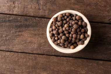 Ahşap masada kurutulmuş tüm baharatlar. Kapatın. Üst görünüm